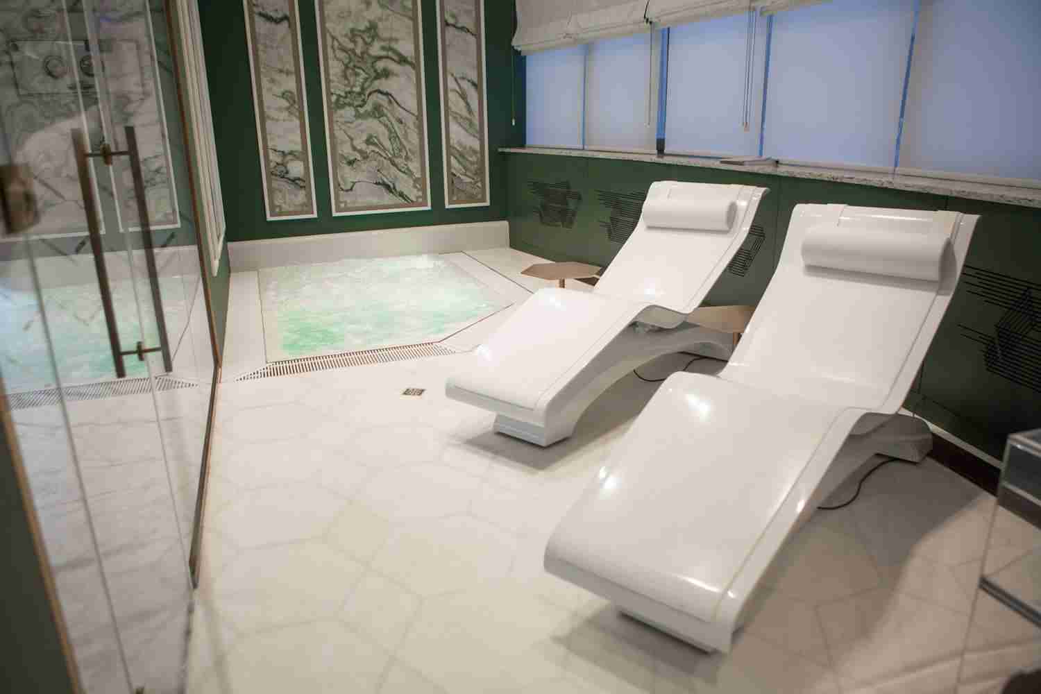 Diva Classico Heated Marble Lounge Chairs — Blanche Glacier Finish With Crisp Tones And Elegant Contrast.